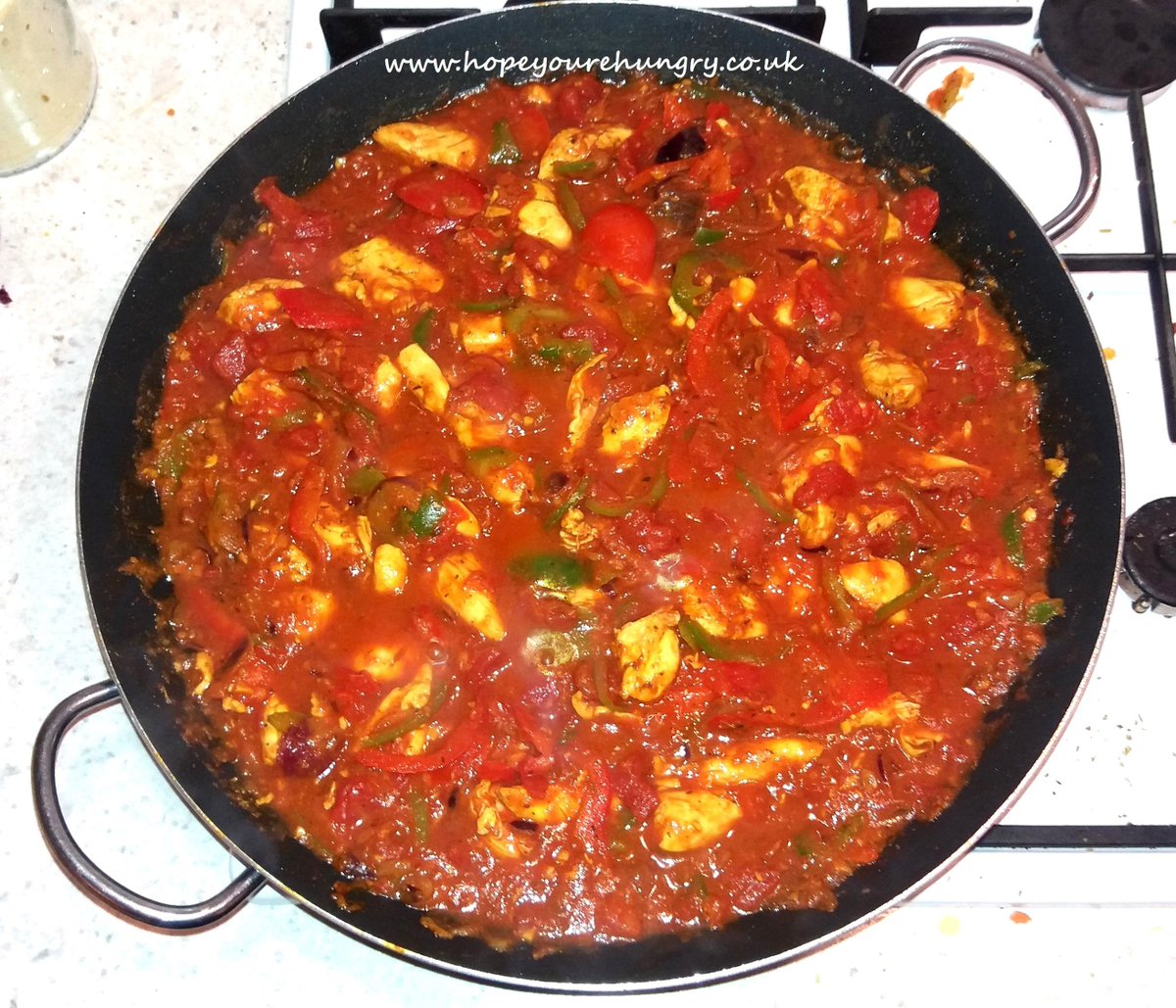 re_hungry's tweet photo. Happy #Friday lovely Hungrys! It's time to spice things up with a light, bright #Chicken Curry - recipe here: https://t.co/kpwvIsB44q #Fresh &amp; fast, this fuss-free #fakeaway can be on the table in under 30 mins. Stay hungry! ;) x #bakeithappen #spices #curry #fastfood #homemade https://t.co/bavttKU8Br