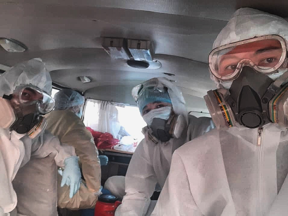 Респект пацанам-дезинфекторам. Все младше меня, выпускники последнего курса факультета медико-профилактическое дело медакадемии. Работают в штате санэпид. Работают профессионально, чеико, слажено, без разгилдяйства. 8 этажей обсервации прошли на одном дыхании.