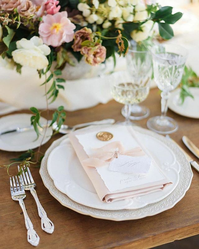 A combination of our Sienna and Lily plates #theartofrentals #premierepartyrents || Planning/Design: @theelegantninja_berlanti | Floral/Design: @poppydesignco | Rentals: <a href="/premiere_rents/">Premiere Party Rents</a> @latavolalinen | Photography: @janawilliamsphotos_ | Catering/Bar: @treslacatering @tresl…