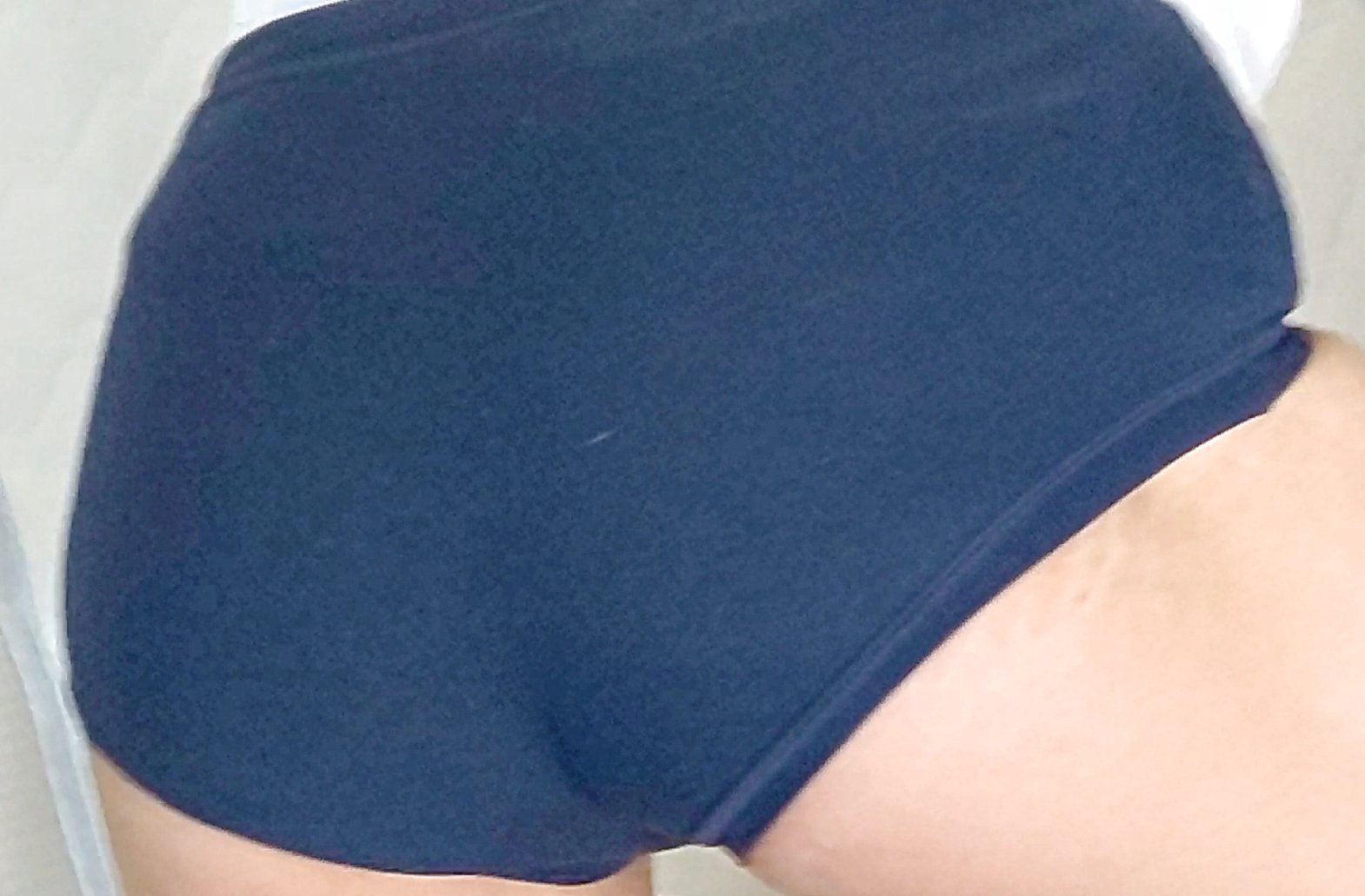 紺ブルマーの尻 