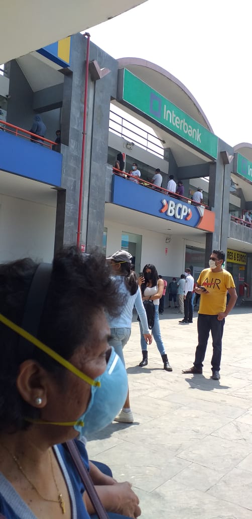 #Lamentablemente se exige mucho el #Aislamiento, pero eso sí para pagar los bancos colas de 4 cuadras, aquí no hay #riesgo de #contagio? #MINSA #Error