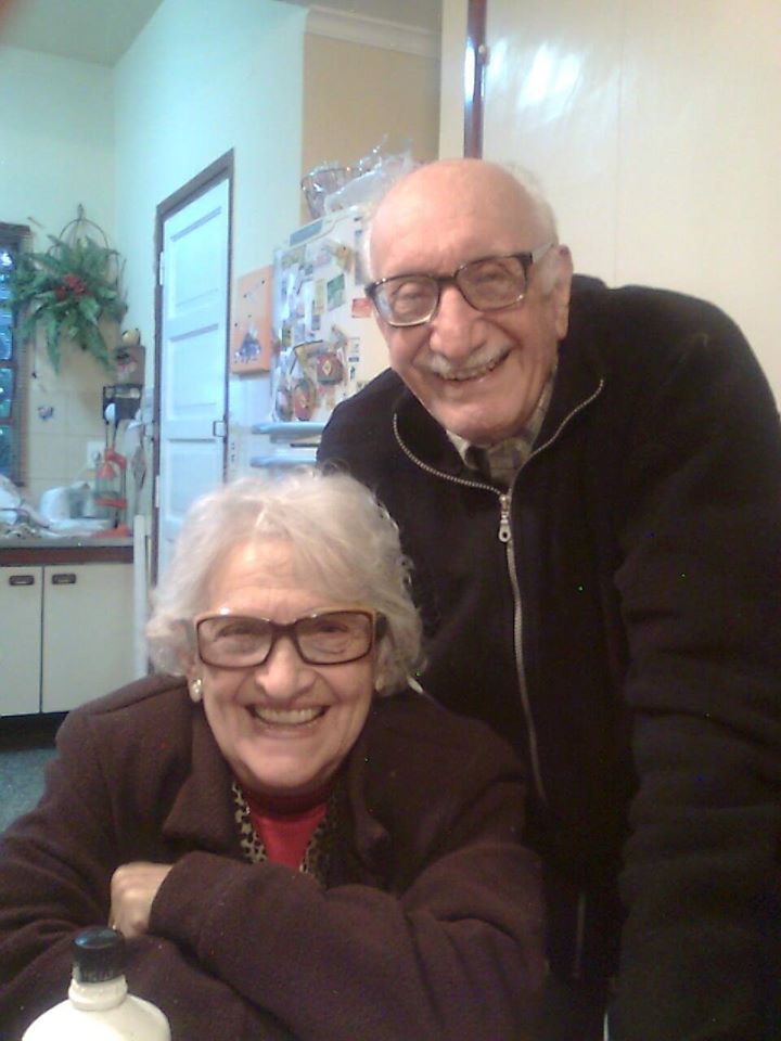 luucebey's tweet photo. "El que tu no estés, no te aparta de mi, entre menos te tengo mas te recuerdo" Te extraño abuela! que ganas de estar acostadas mirando @Intrusos como todas nuestras siestas. Te extraño abuelo! sin dudas te pasarías el día estudiando el corona virus, mi medico favorito. https://t.co/6hCSGB6zgF