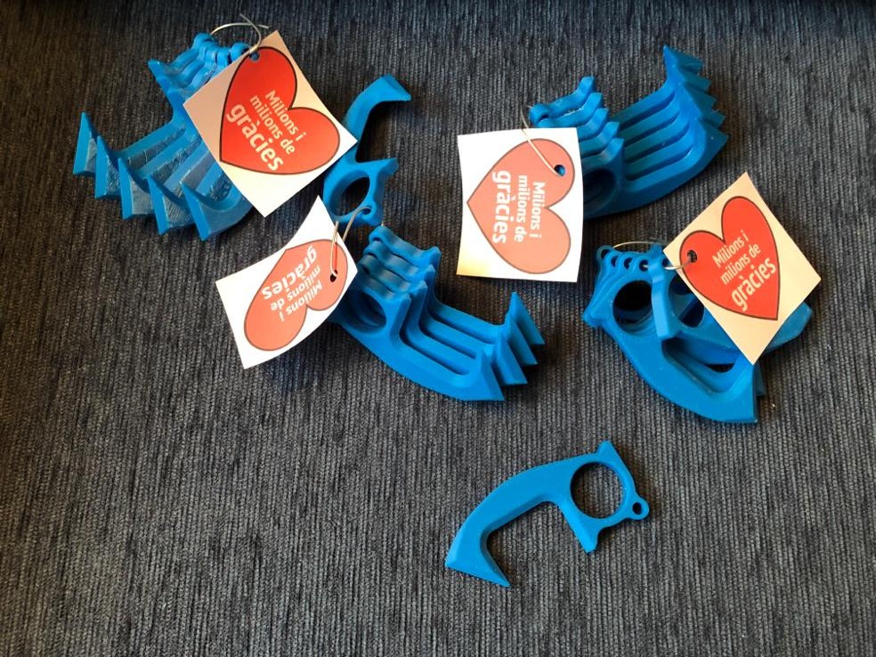 alzinesbelllloc's tweet photo. Entregats ahir 20 tiradors per obrir portes! Demà nous lots de 25 viseres i 40 tiradors. Les nostres impressores 3D treballen sense descans!
@Cv19FabGirona #COVID2019 https://t.co/CcfkwLwNeo