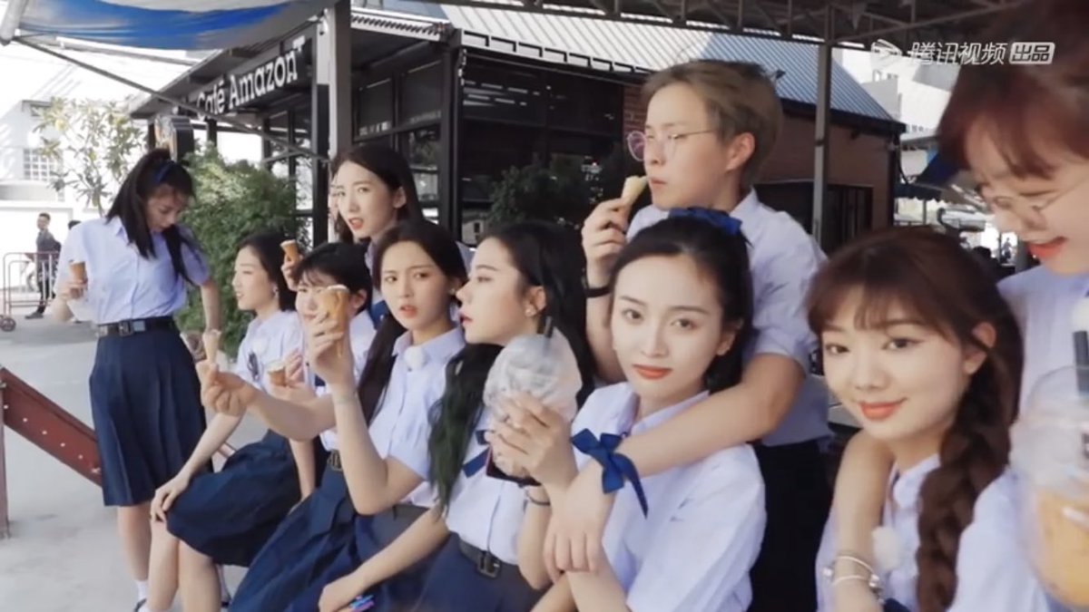 การมีคนไทย2คนในวงทำให้ทั้งวงดูเป็นคนไทยไปหมดได้ขนาดนี้เลยหรอ ใส่ชุดนักเรียนเนียนมาก 555555555555555555555