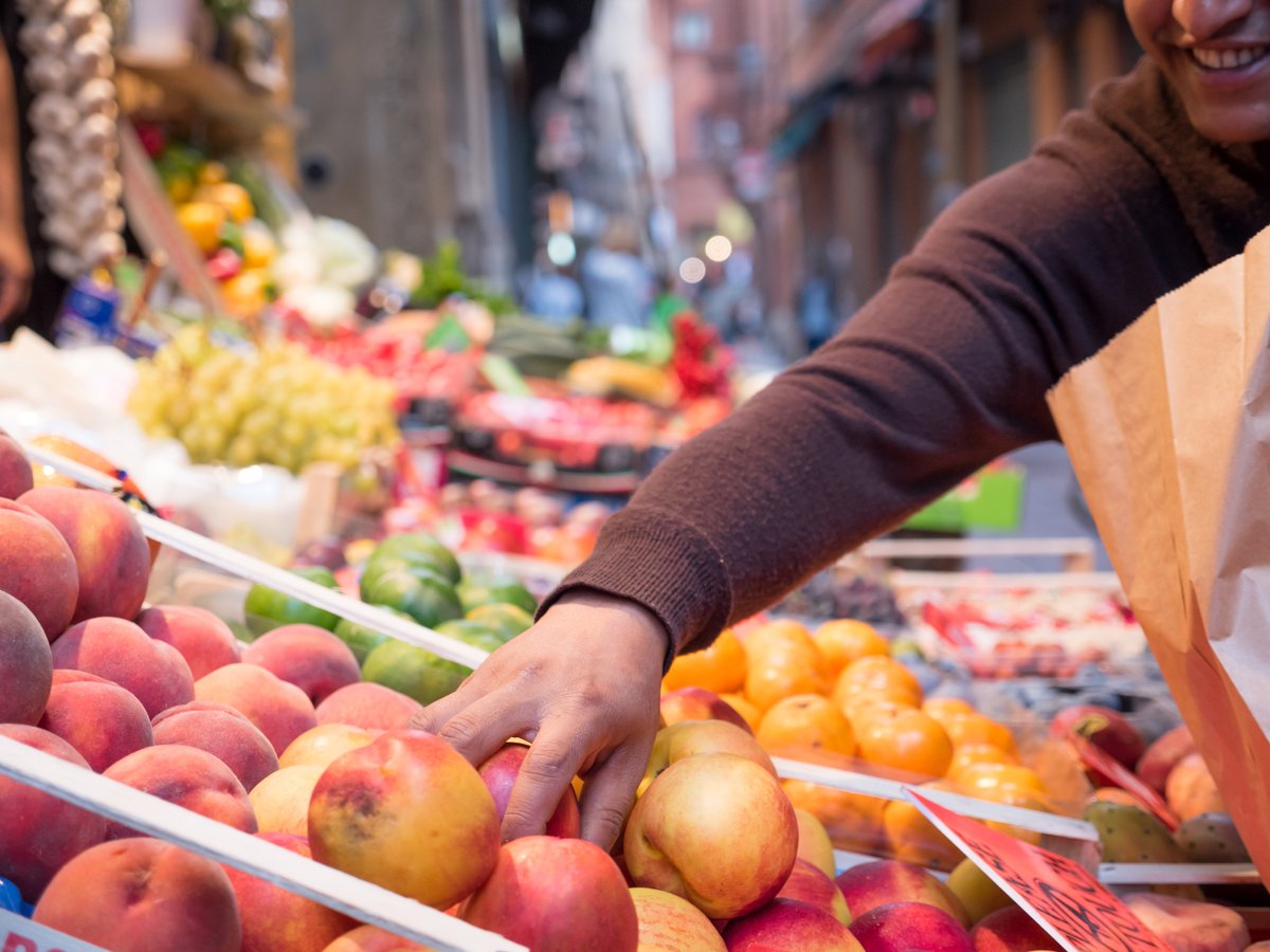 🔴⚠️ Atenció! A partir de dilluns, tots els comerços d'#Esparreguera hauran de tancar a les 19h. La mesura vol:

👩‍👧‍👧 Afavorir la #conciliaciófamiliar
🕞 Facilitar l'acompliment de l'#EstatdAlarma
👮‍♀️ Reforçar l'ordre públic

🏠 Demaneu servei a domicili
👉 bit.ly/2UiXsAo