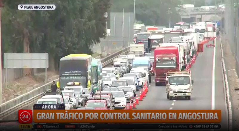 24HorasTVN's tweet photo. ⭕ Ahora en #24Tarde:  Gran congestión vehicular por control sanitario en Angostura. 

￼En vivo por #24Play ➡ https://t.co/1zytJdjzFe https://t.co/RlNsZYYNhr