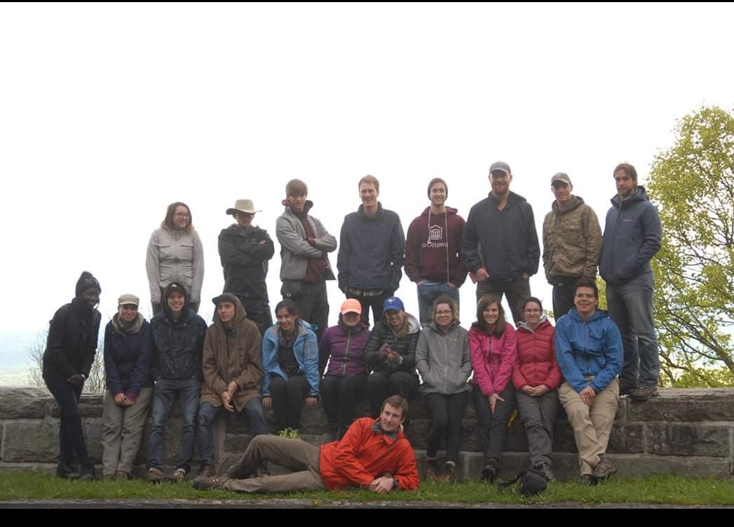 ImpactfulRocks's tweet photo. Day 2 of #7DaysofFieldWork! My second year field course took me to West Virginia and North Carolina 🇺🇲, where we logged stratigraphy, made geological maps of folds and visits sites of the Appalachian ophiolites! (Including a cool wall of Dunite I could not find a pic of!) https://t.co/C8c5MOhmYI