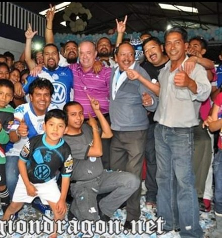 padiyaocelotl's tweet photo. Hoy quiero recordar a uno de mis grandes ídolos del @ClubPueblaMX el profe Carlos Silvio Fogel, quien hace 4 años partió al mundo celestial. Aquí en un emotivo homenaje que le organizó @sefirot05 hace unos añitos y la LD (fotografía de @Mv_ManuelVela @PueblaExpres ) https://t.co/iZuZJMREMi