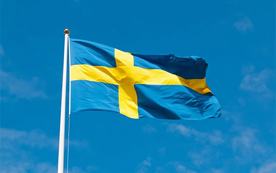 SvenskTidskrift's tweet photo. Desinformationen som följer i pandemins spår är en föraning om hur världen efter krisen kan se ut, skriver @ghokmark, som menar att svaret måste vara både och - inte antingen eller: https://t.co/HNcrNXi9mn https://t.co/1PmcSTutKU