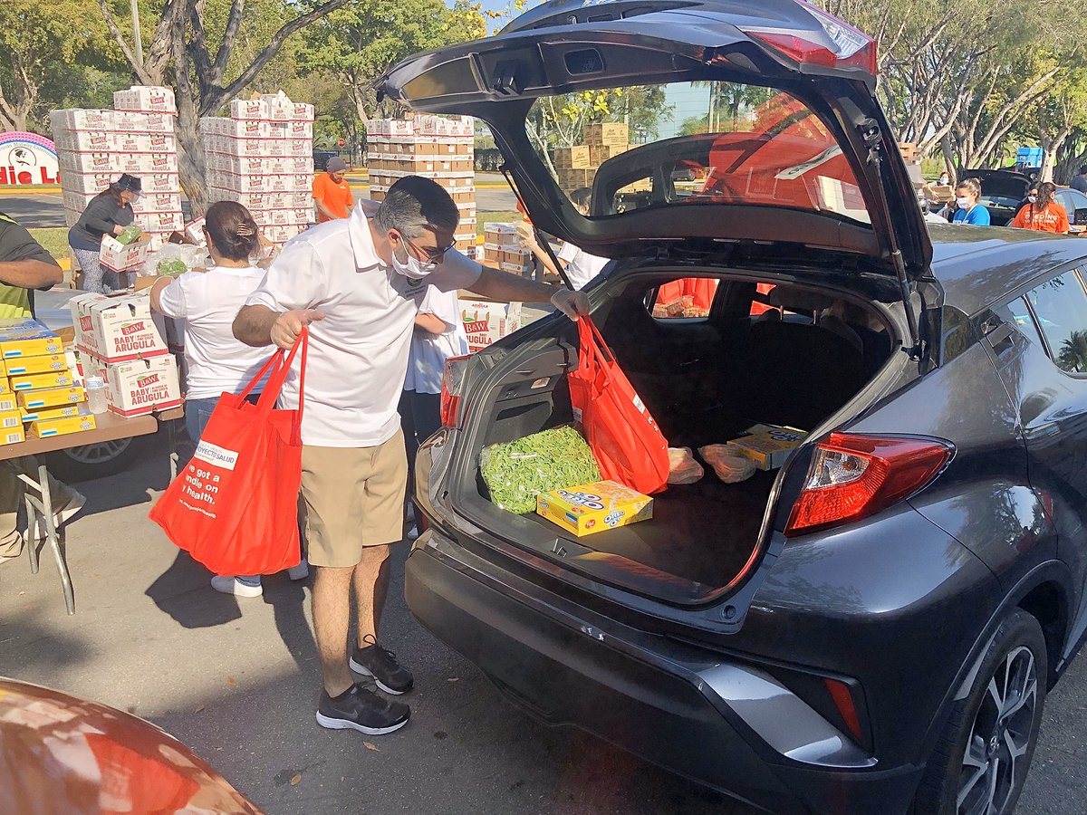 SpencerPylant's tweet photo. I love it when #Miami comes together! This morning, hundreds of families were provided fresh fruit, vegetables &amp; food at @miamiyouthfair by @FeedingSouthFL @RepJuanFBarquin @Daniel_PerezFL @valoupis @RepAnaMaria @RepRodriguez118 @VotePotestad &amp; @MiamiChamber. https://t.co/o88zG4nxF6