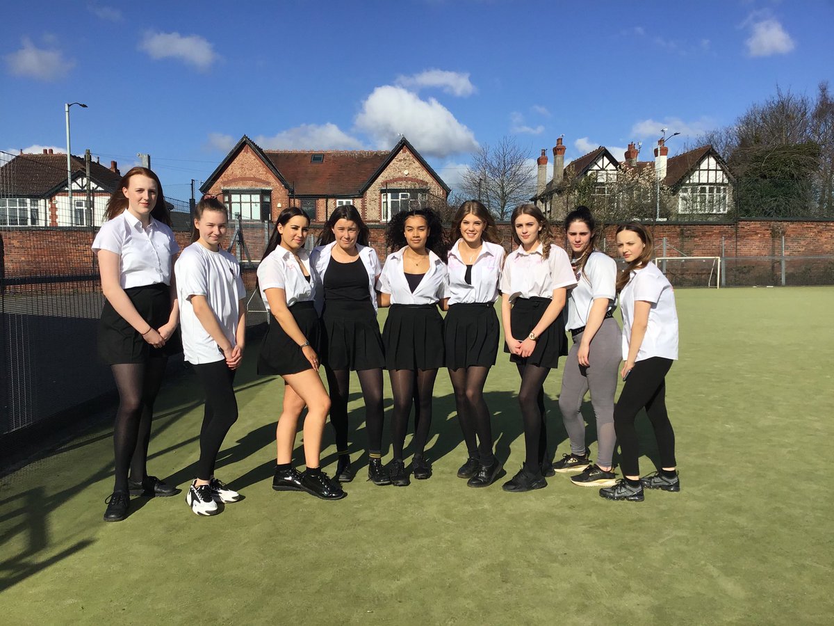 Stockport_SchPE's tweet photo. Can’t believe it’s been a week since we said good luck to the fab cohort of Y11’s ... rounders squad pictured here #teamHowarth https://t.co/g8tyqtfnCK