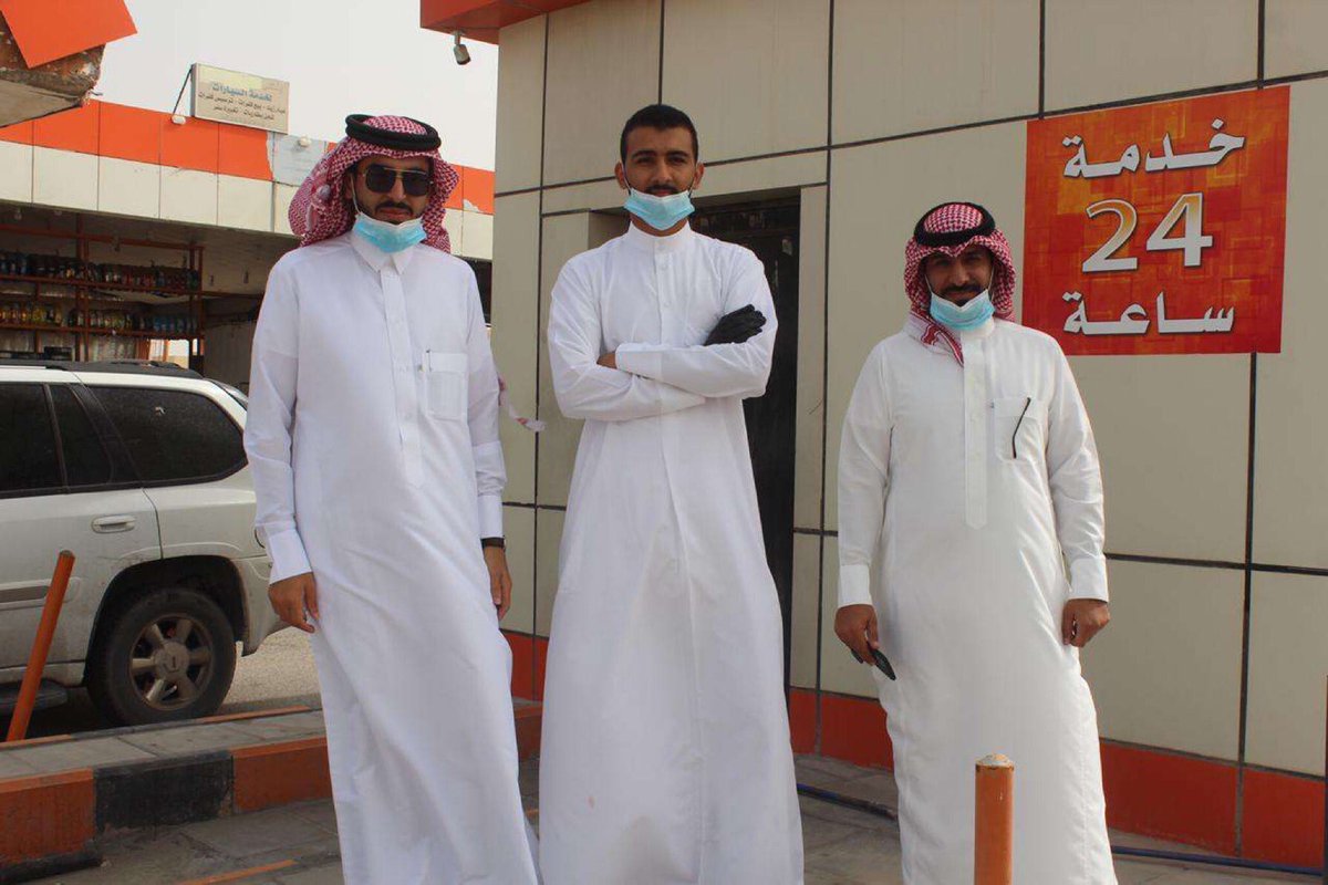 at1_19's tweet photo. المبادرة الثانيه بتنظيم : #فريق_أثر_ التطوعي أطلقن سيدات الأعمال بمحافظة #الخفجي مبادرة "صراف آمن" هذا اليوم في أجهزة الصراف الآلي والتي تحتوي على توزيع معقمات وقفازات تعلق على الأجهزة. https://t.co/iyedf2jdqk