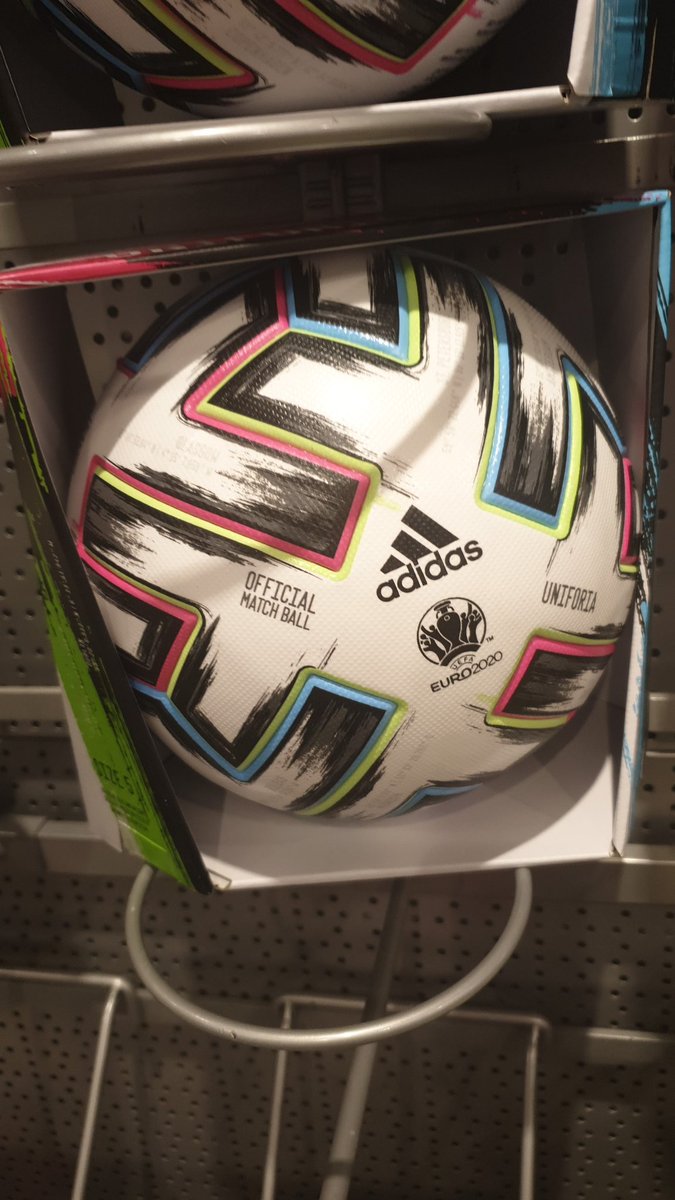 KlubbGmax's tweet photo. Lurer på om EM ballen 2020 skal brukes neste år? https://t.co/69uoOtaKm0
