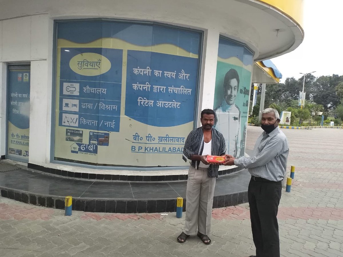BPCLRETAILGKPR's tweet photo. Food packets provided to needy on road in these difficult times at Bpcl flagship RO Gorakhpur Territory ⁦@BPCLRetail⁩ . #IndiaFightsCorona. Caring for the distressed on road. #GHAR hai to kya fikar. https://t.co/7EcuJUumSb