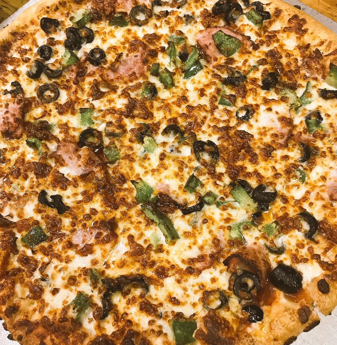 HendersonMrBs's tweet photo. #FreePizzaFriday is here! Hit that RT button for your chance to win a free large one topping from Mister B's! Must follow to win. 🍕🍕 https://t.co/1DPLdHBNjy
