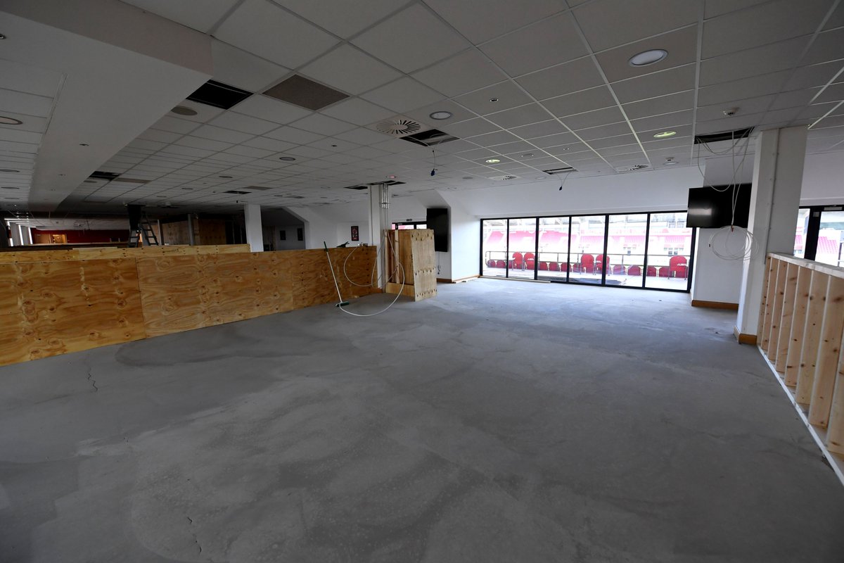 scarlets_rugby's tweet photo. 📸 Some more images of the working going on at @official_parc to provide a temporary hospital for the NHS. A huge effort by everyone involved 👏

Mwy o luniau o’r gwaith sy’n parhau yma ym Mharc y Scarlets i ddarparu ysbyty dros dro i’r GIG ❤️

#StayAtHomeAndStaySafe https://t.co/iY3WD9XlkP