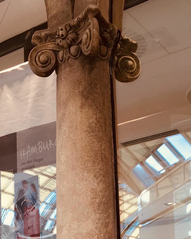 Sibilcita's tweet photo. Kapitell im ELBE. #elbeeinkaufszentrum #volutenkspitell #capital #notstone #keinstein #shoppingcenter https://t.co/9b4VN30C5B https://t.co/GVaTgw8QPR