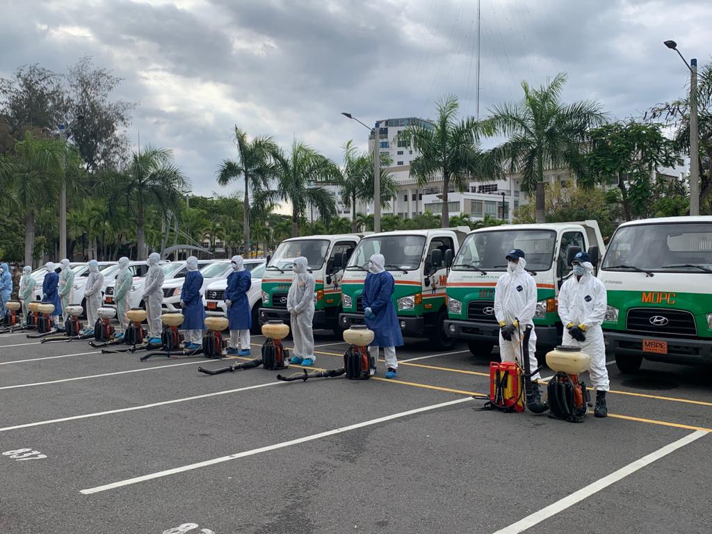 MDefensaRD's tweet photo. El @mdefensard envió un contingente militar para realizar labores de fumigación que tendrían incidencia principalmente en la parte Oeste de la capital, donde están los sectores que han tenido mayor incidencia de infectados por #COVID19.
#MideInforma
#QuedateEnTuCasa
#Coronavirus https://t.co/18RAXeHkDm