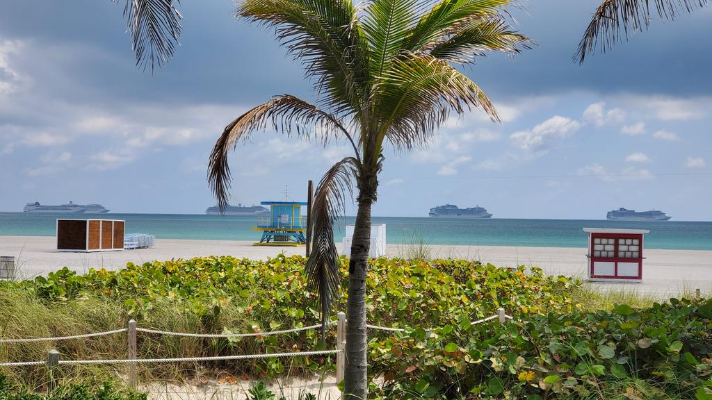 CruiseGuy's tweet photo. Six #cruise ships hanging out off coast of Miami Beach, Florida. https://t.co/t55mKe3s4b