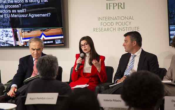 IFPRI's tweet photo. Implications of the #EUMercosur trade agreement for #sustainability, #climate, and food – a discussion https://t.co/Fljp1m0xKO @Fundacion_INAI @Bolsadecereales https://t.co/c9iZGJWm5Q