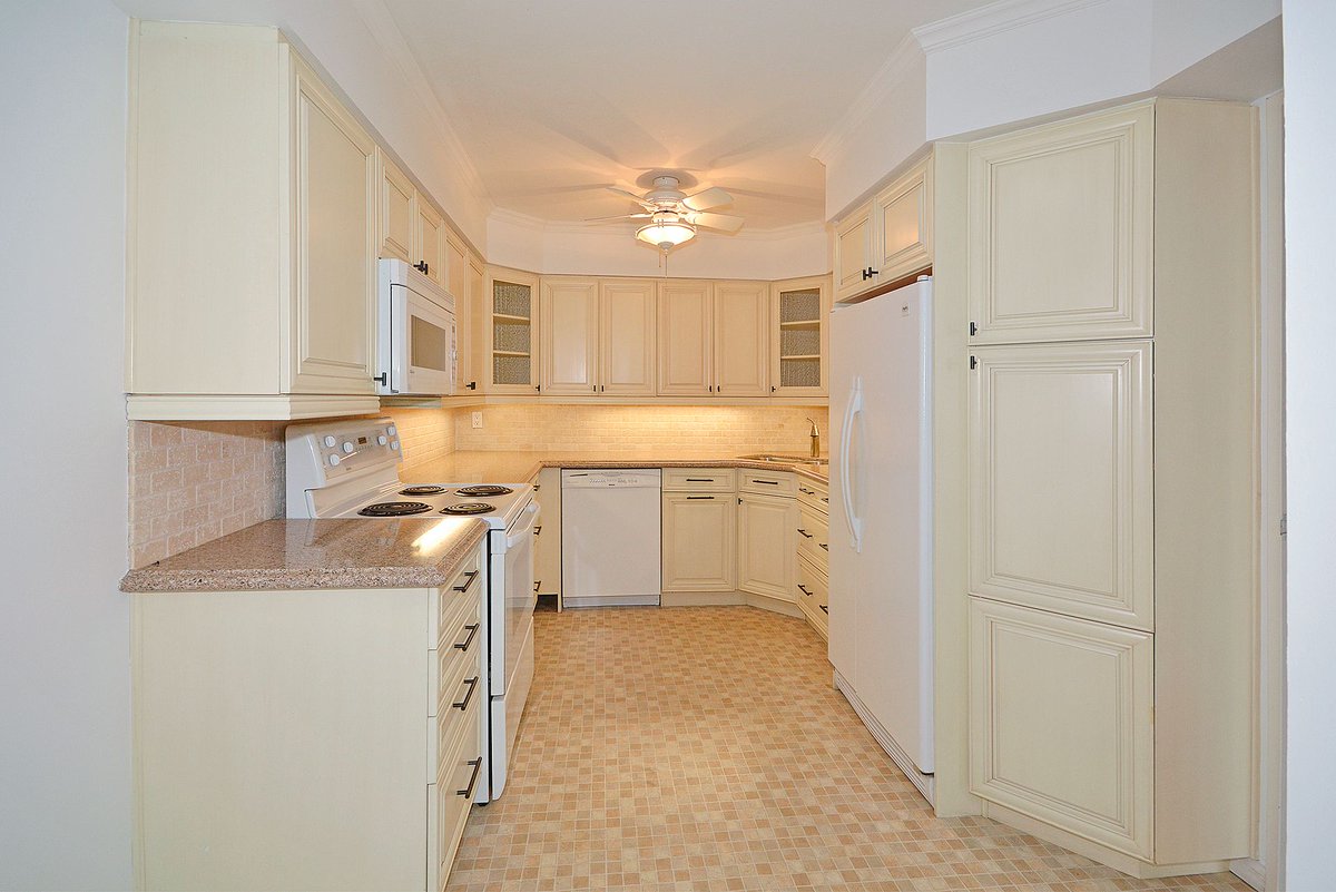 ellidavis's tweet photo. New Listing! Forest Hill - Reno'd 2 Bdrm + Den w/Open Balcony For Lease in Luxury Boutique Building! Incl Parking + Locker, Access To Superb Amenities. Walk To Village Shops, Parks, TTC. Avail Immediately. https://t.co/pnUbDYCtIf #TorontoRealEstate #ElliDavisCondos #RLP #ForRent https://t.co/K07HaVldsc