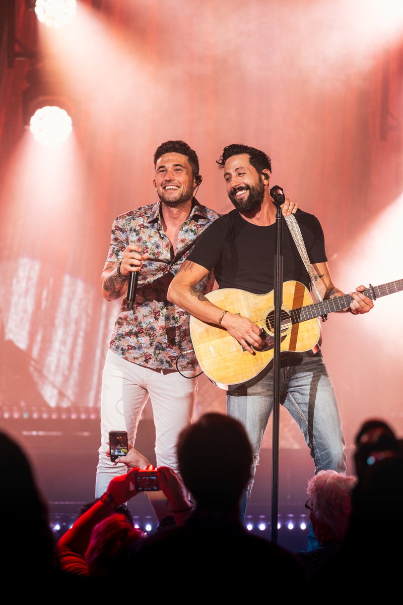 OldDominion's tweet photo. Our show at @theryman was special. While we all stay home &amp; wait for life to get back to normal, we thought we’d share the full audio from the concert with you (it won’t be available to watch once the stream is over). Watch here at noon CT https://t.co/GtzIi59JXZ #stayin #withme https://t.co/qLkyAwe1YX