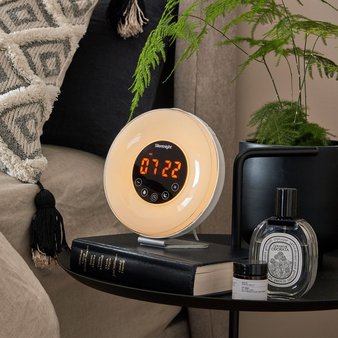 silentnightbeds's tweet photo. Wake-up alarm clock GIVEAWAY! We're giving you the chance to #win a Silentnight Sunrise/Sunset Alarm Clock for the most refreshing wake-up and the most relaxing drift-off every night 🌅

Follow and RT to enter! https://t.co/lybbvpmm5Z