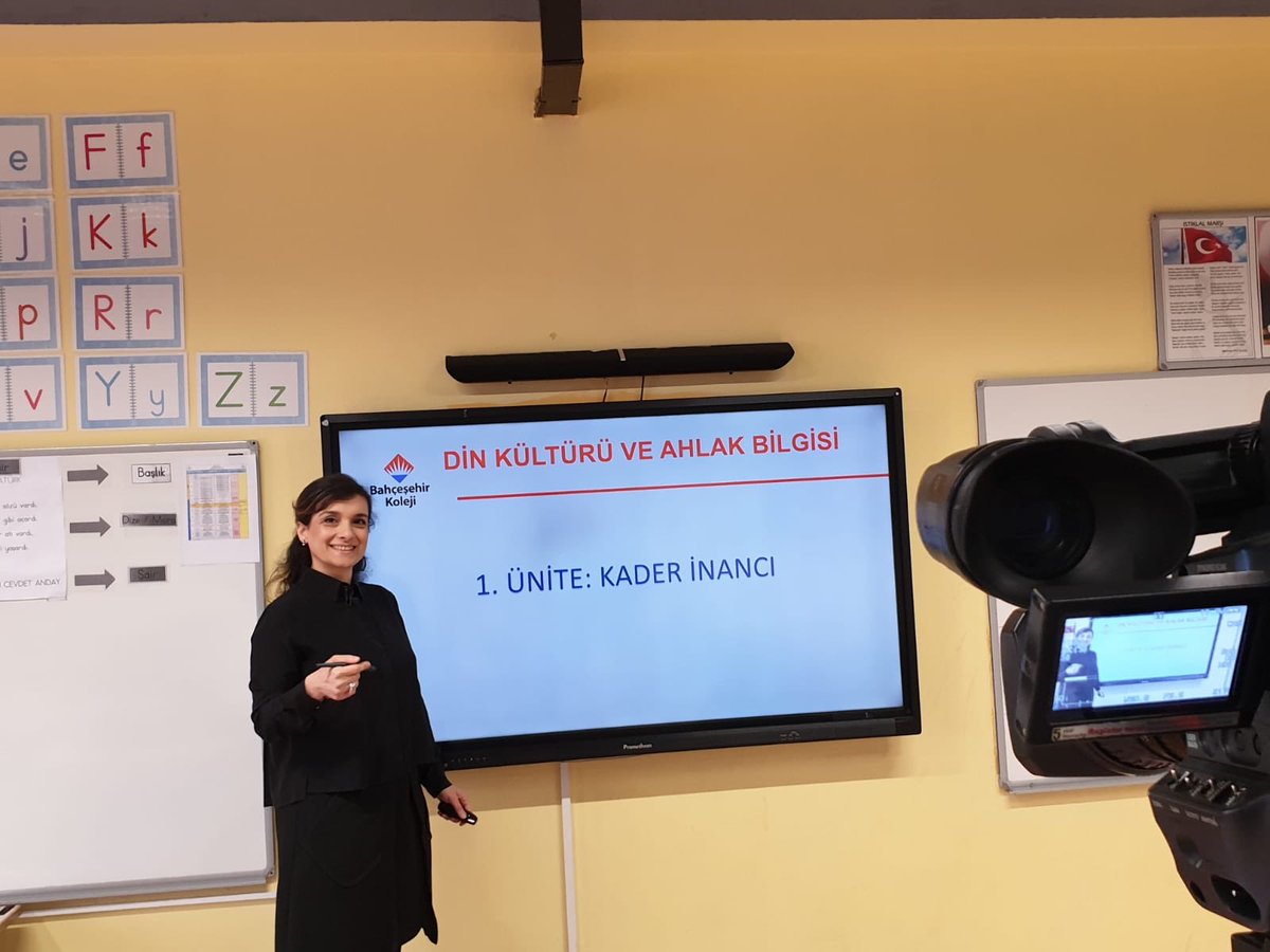 ozgeeasln's tweet photo. 15 Mart Pazar günü 8 ve 12. Sınıflarımızla başlayan online canlı derslerimiz Bölüm Başkanlarımız tarafından tüm branşlarımızda tamamlandı. Sürecimiz tüm sınıf düzeylerinde öğretmenlerimizin öğrencileri ile birebir etkileşim sağlayarak canlı ders anlatımları ile devam ediyor. https://t.co/MzPX6Cuuu3