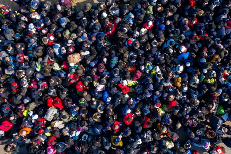 olgatokariuk's tweet photo. Big queues at Polish-Ukrainian border as thousands of Ukrainian workers try to get back home before Ukraine closes its borders on March 28 due to #coronavirus. About a million Ukranians work in Poland. Photos EPA https://t.co/7wVXODfyhD