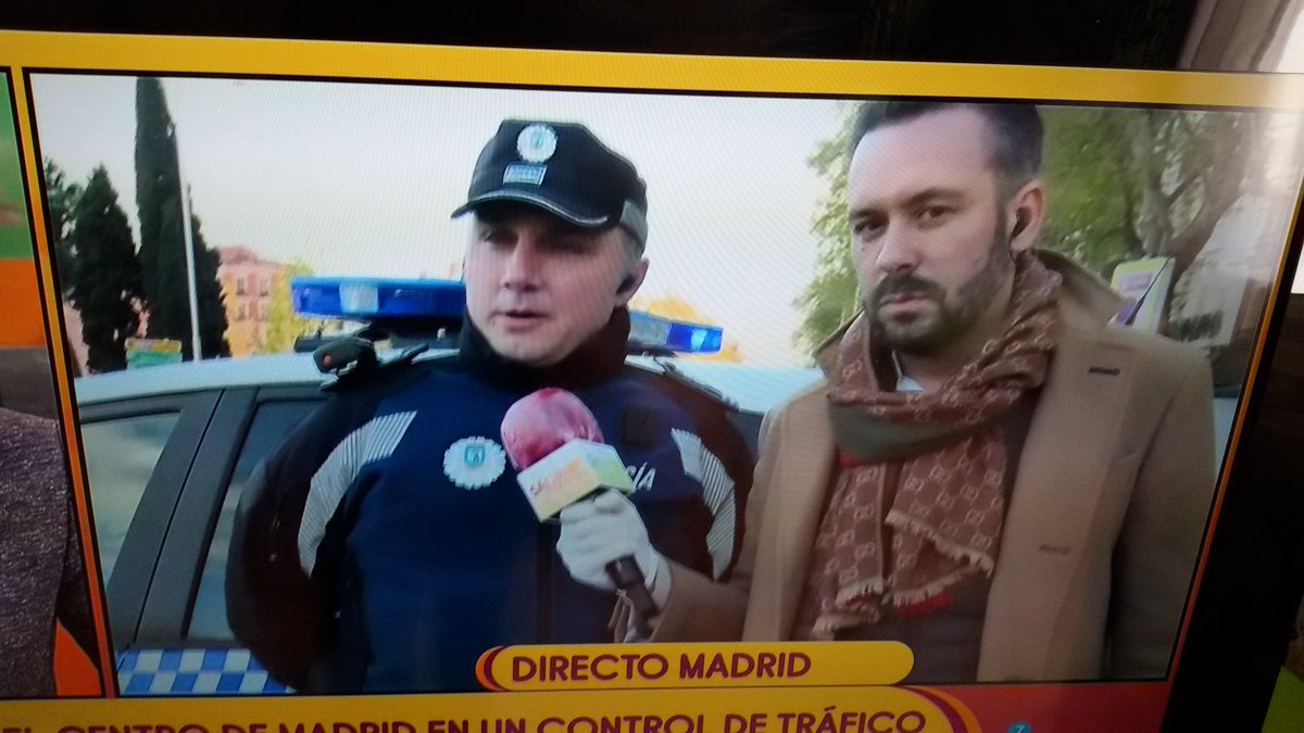 fempallars's tweet photo. @salvameoficial lo de 1'5m de espacio y eso de compartir pinganillo mucho no ayuda a prevenir el contagio del #COVID2019 no?Y digo yo que el tener en la calle a periodistas no es necesario no?#QuedateEnCasa 
creo que todos en plató mejor con guantes no solo los cámaras por favor! https://t.co/izbBwaVSGk