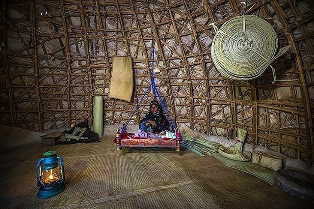 AminRigi's tweet photo. .
زیر آسمانی فرش از ستاره، در میانِ کوهستانی دور، آویخته بر روی ننو چوبی در آغوش امنیتِ حضور پدر، کنارِ نورِ آتش در خانه ای از شاخ و برگِ داز درخت، بر روی بافته ای از پشمِ گوسفند، شنیدن لالایی و آوایِ پُر مهرِ مادر در هر حرکتِ آونگ وار آنقدرها هم دشوار ن… https://t.co/g2inZSvD19 https://t.co/FyTVMZuykJ