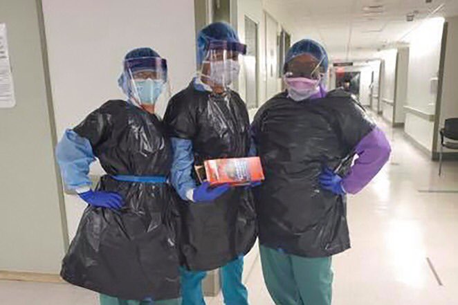 Betopilas's tweet photo. Esto es en el hospital Mt Sinaí, en NYC, ante la falta de equipo el personal de enfermería usa bolsas de basura. La subo antes que @FelipeCalderon lo haga diciendo que es en el IMSS, así se las gasta Borolas. @Navegaciones @HistoriaPedro @donfito @BeatrizGMuller https://t.co/Zs5Q7BqKoA