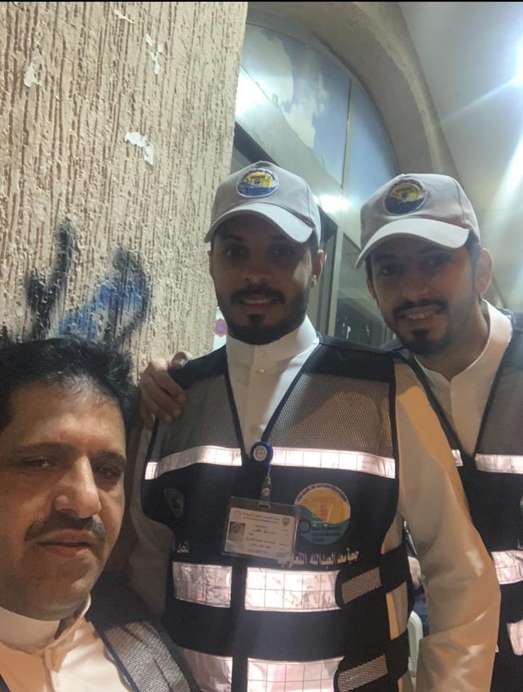 saad_coop's tweet photo. تواجد نائب الرئيس عبدالله السهو وامين السر عزام الظفيري وامين الصندوق عبدالله المطيري ورئيس لجنة المشتريات مرشد الظفيري ورئيس لجنة المشروعات الصغيرة محمد مزعل العنزي خلال فترة الحظر للتواصل مع اهالي المنطقة لتلبية احتياجاتهم.

#جمعية_سعد_العبدالله التعاونية 
#خلك_في_البيت https://t.co/SkLZjGAxUg