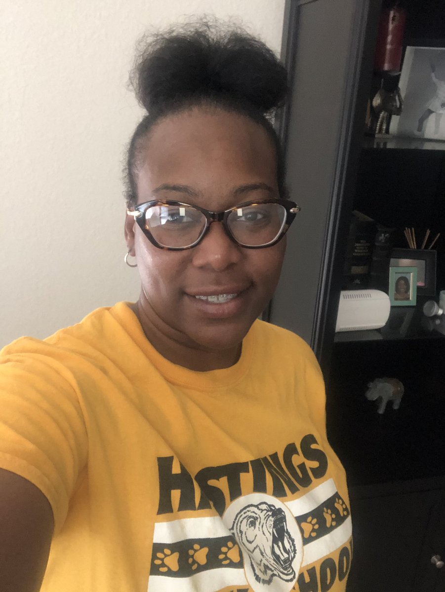 APVickiW's tweet photo. Welcome to virtual learning Fighting Bears!!! Happy Spirit Day! @HNGCBears #AliefLearns #FightingBears #AboveAndBeyond @robin_rshields @AliefISD https://t.co/jV7P9bcJSS