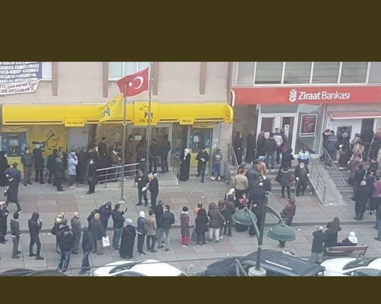 Bu nedir ya.Nasıl bir kafa var millette.Çıkmayın dikkat edin denildikçe adamlar bankalara ptt ye koşuyor.buna acilen dur denilmeli acil !!!!!! #AcilOHAL