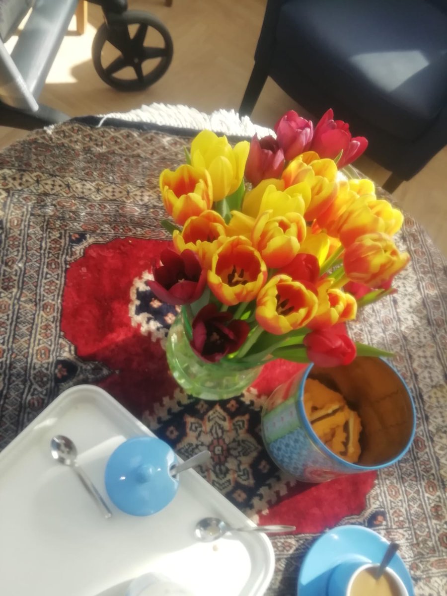 #samentegencorona 
Bossen tulpen bezorgd voor onze bewoners van Uitgeverij Snor én Geluksemmertjes 🍀 van de Rikistichting 🌹 Bedankt voor dit fantastische gebaar♥️#blij #waardering <a href="/RikiStichting/">Riki Stichting</a> <a href="/uitgeverijsnor/">Uitgeverij Snor</a> 🌷