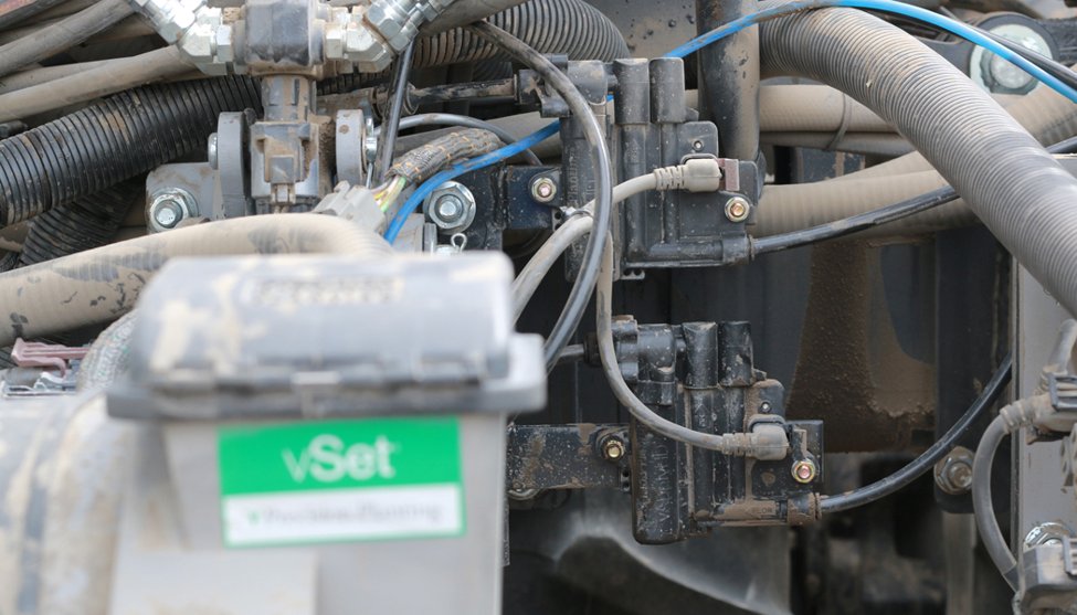 VantageMidsouth's tweet photo. Precision Planting's vApplyHD provides flow measurement and rate control in one device, making a simple, accurate liquid system. Give Vantage Midsouth a call at 800-753-7686 to learn more. #reasonstocallvantage #vantagecanhelp #precisionplanting https://t.co/8CXjmdxdXP