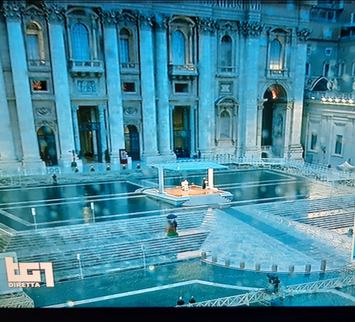 V_emoltoaltro's tweet photo. Credenti o meno...l'immagine di Papa Francesco sotto la pioggia scrosciante, ai piedi del Crocifisso, in una piazza San Pietro deserta è di una potenza sconcertante. https://t.co/SNPwwPkW1F