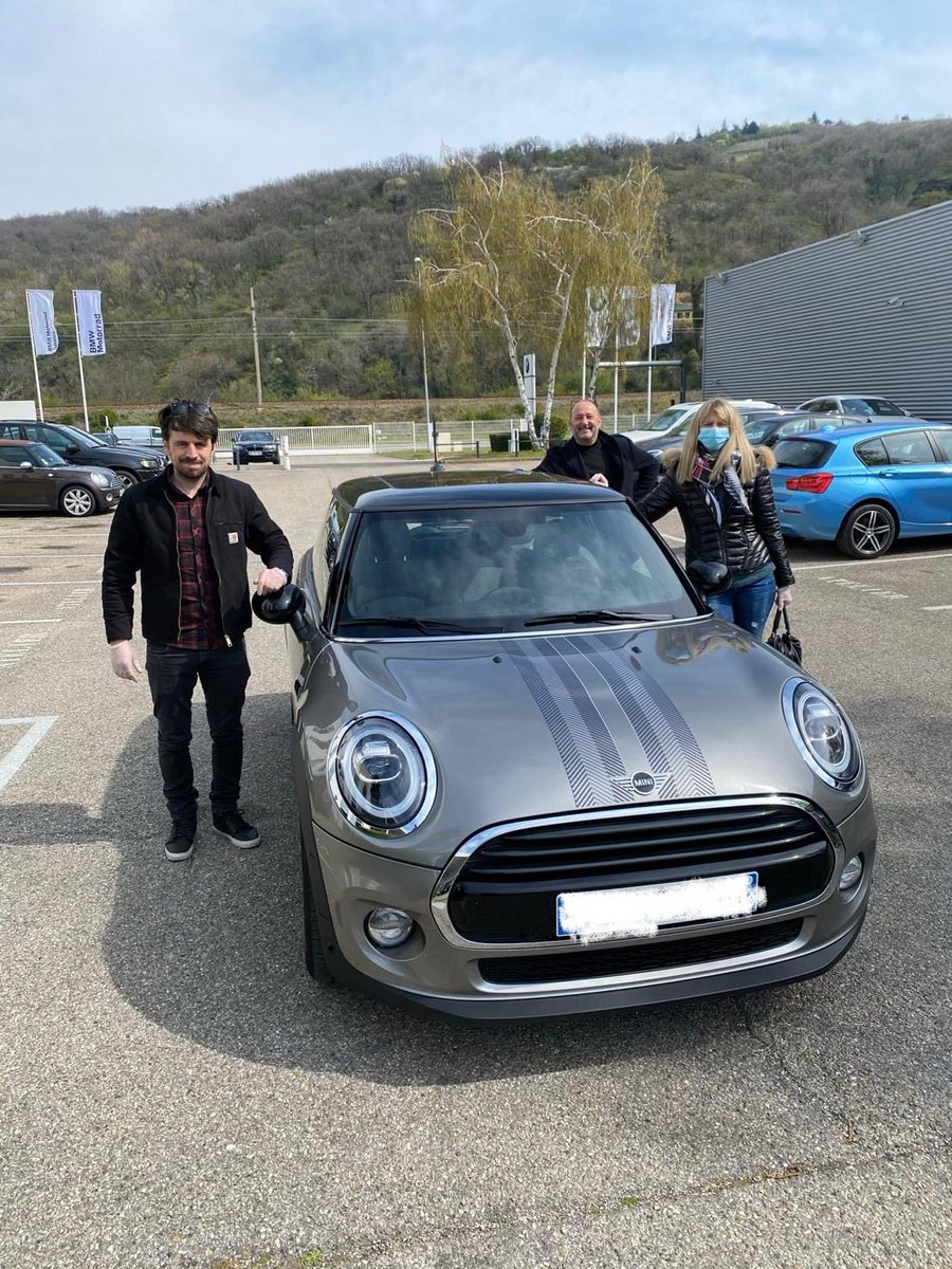 DieuEdouard's tweet photo. #WeAreAltitude
Le Groupe Altitude mobilisé pour les professions médicales. 

Livraison ce matin d’une #MINI à une infirmière libérale qui a besoin d’une solution de mobilité pour lui permettre de se rendre chaque jour sur le front de l’épidémie https://t.co/QuZFPqTC1K