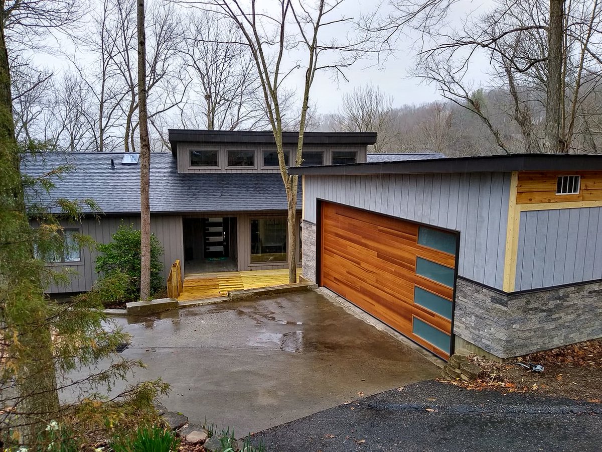 chiohd's tweet photo. We ❤️ how the right-stacked windows on this Planks garage door match the modern look of the front door!

Explore the Contemporary Collection: https://t.co/lYWHq3kqo2

Photo credit: Nathanial Chamberlain on Facebook https://t.co/iQF953SApQ