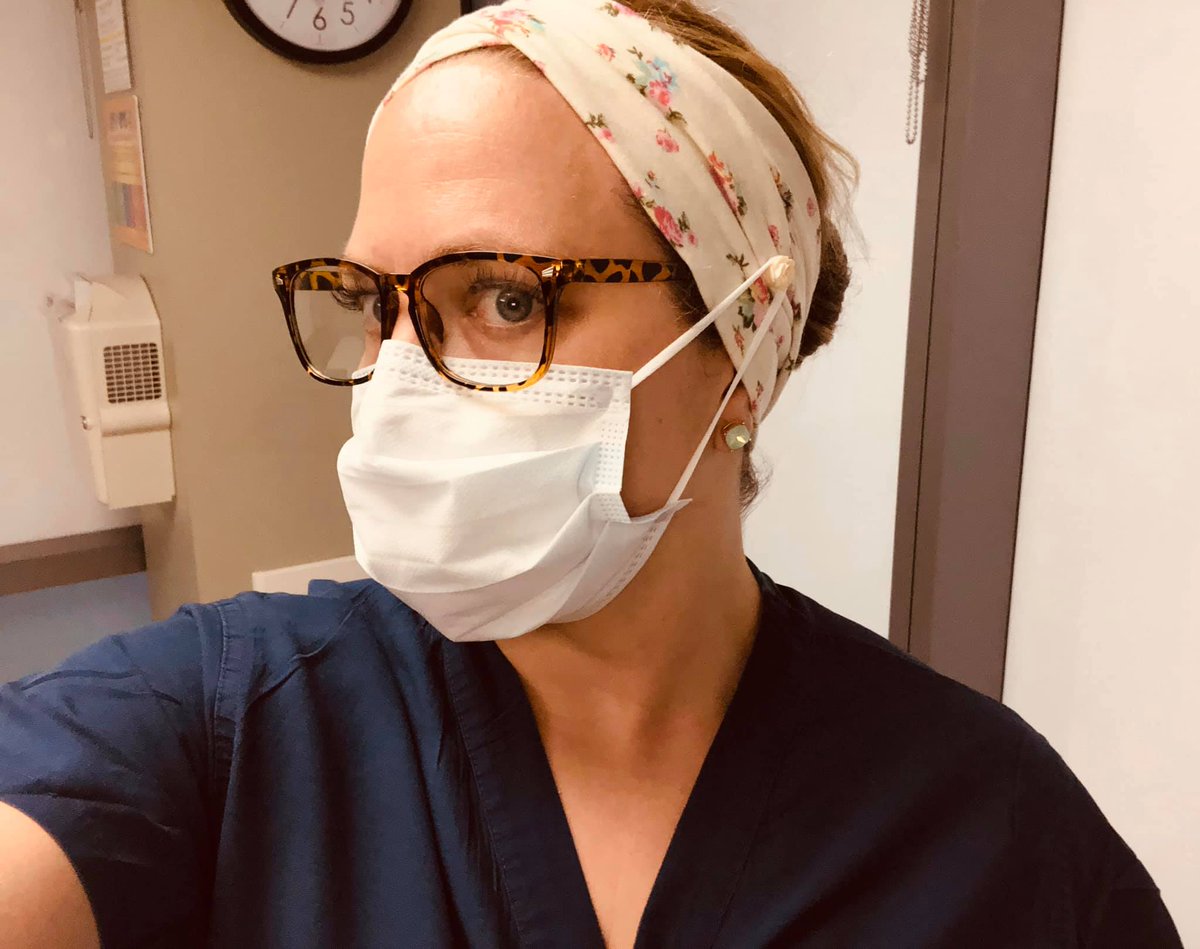 Nurses have begun adding buttons to their headbands to alleviate the stress of masks over their ears. This is a great idea to help through those long shifts! 
Photo: Care of Julie Hoysradt, a nurse in San Antonio, Texas,
#healthcare #texas #texashospitals <a href="/texashospitals/">Texas Hospital Association 🏥</a>