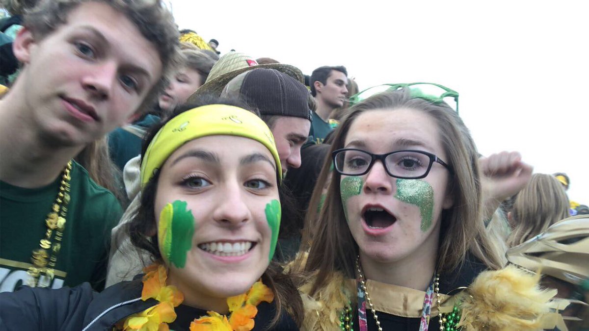 alyssapaige2003's tweet photo. Green and Gold w/the bestie!๐๐ #hpshomespirit2020 #TeamWarden ๐๐๐ฆ #TeamOfficerTip ๐ฎ๐ปโโ๏ธ๐ https://t.co/gzMJetGyMq