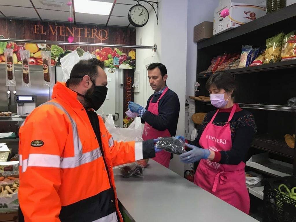 aytocieza's tweet photo. 📣 REPARTO DE MASCARILLAS: 
😷 Las mascarillas que se han realizado  gracias a la solidaridad de los vecinos y vecinas, empresas que han donado material y otras que lo han preparado para su posterior costura están siendo entregadas. https://t.co/uQq086PIhH https://t.co/u8M1cG9urp