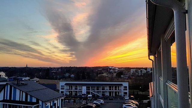 villevanska's tweet photo. Home sweet home. #chill #fridayvibes #mysipoo #sipoo #sunset #springiscoming #spring #outdoor #outdoorfinland https://t.co/wihgbd6vKN https://t.co/jsPHNiNj41