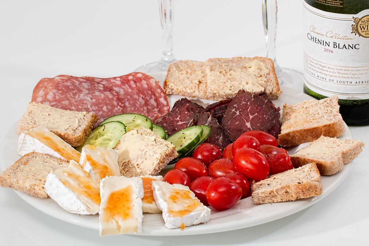 elbahotels's tweet photo. The weekend´s here already!💃 

Since we can´t go out to celebrate, what better than preparing an aperitif worthy of a little terrace in the sun, but in our living room? 🍷🍗

#ElbaHotels #UniqueHotels #IStayAtHome https://t.co/nGHT0mBbNd