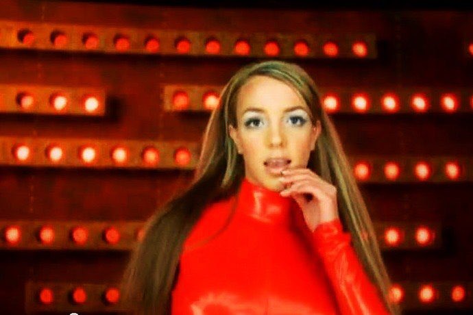 PopCrave's tweet photo. 20 years ago today, @BritneySpears released “Oops!... I Did It Again” as the lead single from her album of the same name.
The track was a global smash, reaching the top 10 in 26 countries & peaking at #9 in the US. It was nominated for a Grammy & has 270 MILLION Spotify streams. https://t.co/Yom1Z0j9pZ
