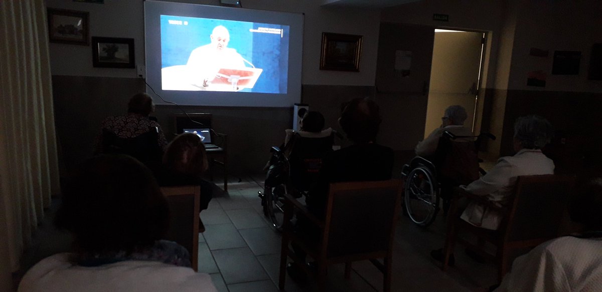 lalunaguau's tweet photo. #PatioDeLosPalacios en oración con el Santo Padre 
#JuntosLoConseguiremos 
#LaUnionHaceLaFuerza 
@Clece_ https://t.co/zlKxZDyg9k