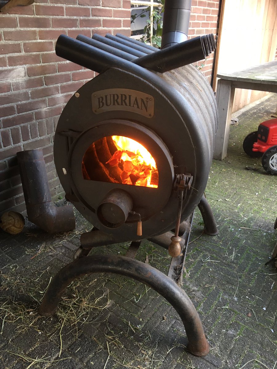 Ruuddewit1973's tweet photo. Zo begint de #zeiklozevrijdagavond #burrian #bullerjan https://t.co/7CY07bAXmP