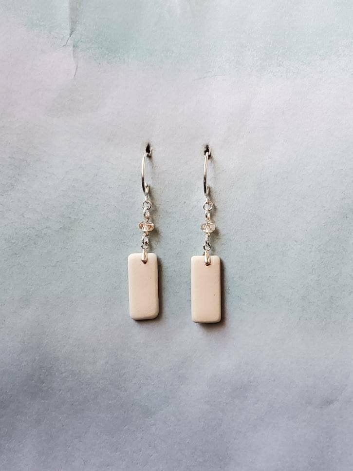 saltedbayonet's tweet photo. Pretty #handmade, genuine peach #seatile &amp; sterling silver scroll earrings.  https://t.co/TewjGHURPe #seatilejewelry #seatiles #handmadejewelry #seaceramics #seaceramicjewelry #ceramics #seapotteryjewelry #seapotteryearrings #seatilejewelry #surftumbled #handmadeearrings https://t.co/5DwxMThOSH
