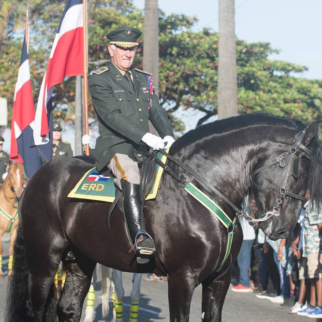 CosasPlata's tweet photo. El Coronel Hache Malkun que tanto adorno las festividades patronales en nuestra provincia de #monteplata con la caballería del Ejercito Nacional comandada por el.
Gracias infinitas al Coronel Kalil, y nuestro mas sentido pésame a sus familiares @fernandezzucco Hache paz a su Alma https://t.co/LBJBeg5l4r